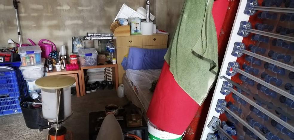 Encierra a un anciano en una caseta de campo en Silla para